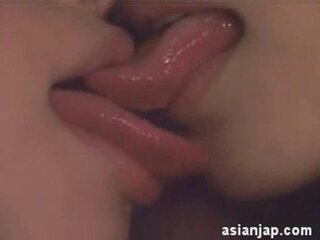 Lesbiennes Japonaises S'Embrassant 21